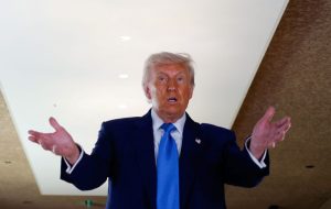 ترامپ: شورشیان در حال حمله به ماموران فدرال در لس آنجلس هستند