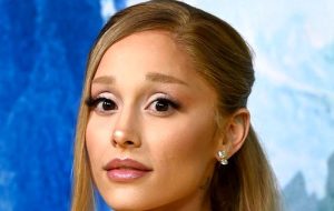 آریانا گرانده از استیضاح ترامپ برای حمله به ایران حمایت کرد