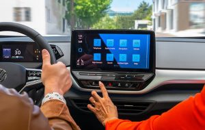 با این مدل مانیتور ماشین فقط پولتان را هدر می‌دهید!