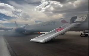 آتش‌سوزی در یک هواپیمای مسافربری در فرودگاه «دنور» آمریکا+ فیلم