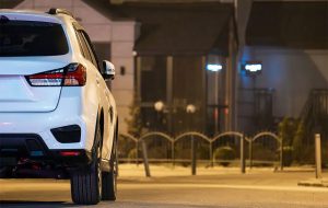 مقایسه خرید خودرو در دبی با ایران: راهنمای جامع ۲۰۲۵