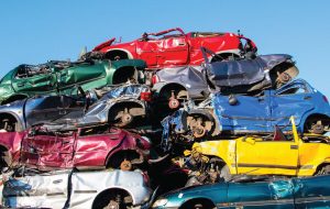 احتمال اسقاط ۲۰۰ هزار دستگاه خودرو تا پایان سال