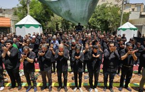 اقامه نماز ظهر عاشورا در مهدیه خیمه الانتظار مشهد