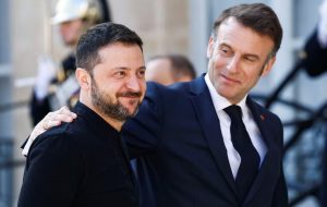 گفتگوی مکرون با زلنسکی پس از تماس با پوتین