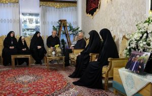 دیدار قالیباف با دو دختر و برادر سپهبد شهید باقری