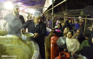 پخت ۱۰ تن آش گندم نذری یزدی در شب شهادت امام رضا (ع)