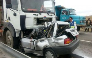 برخورد خودروی سواری پژو با تریلی با دو فوتی