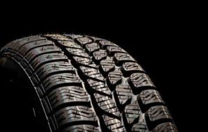 نقش عمق آج تایر در عملکرد ترمز و چسبندگی