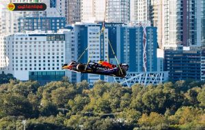 پرواز حیرت‌انگیز خودروی فرمول یک ردبول بر فراز آسمان تگزاس