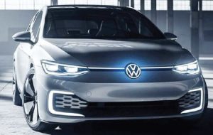 گلف و کراس‌ اوور برقی «فولکس‌ واگن» پشت چراغ قرمز!