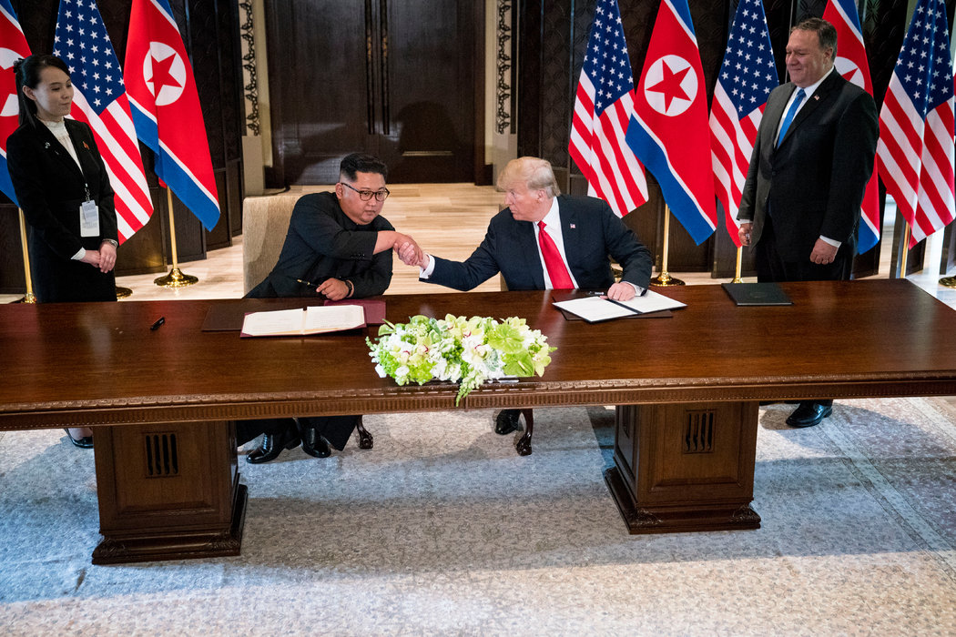 2018年，金正恩的妹妹金与正陪同金正恩在新加坡与特朗普总统见面。