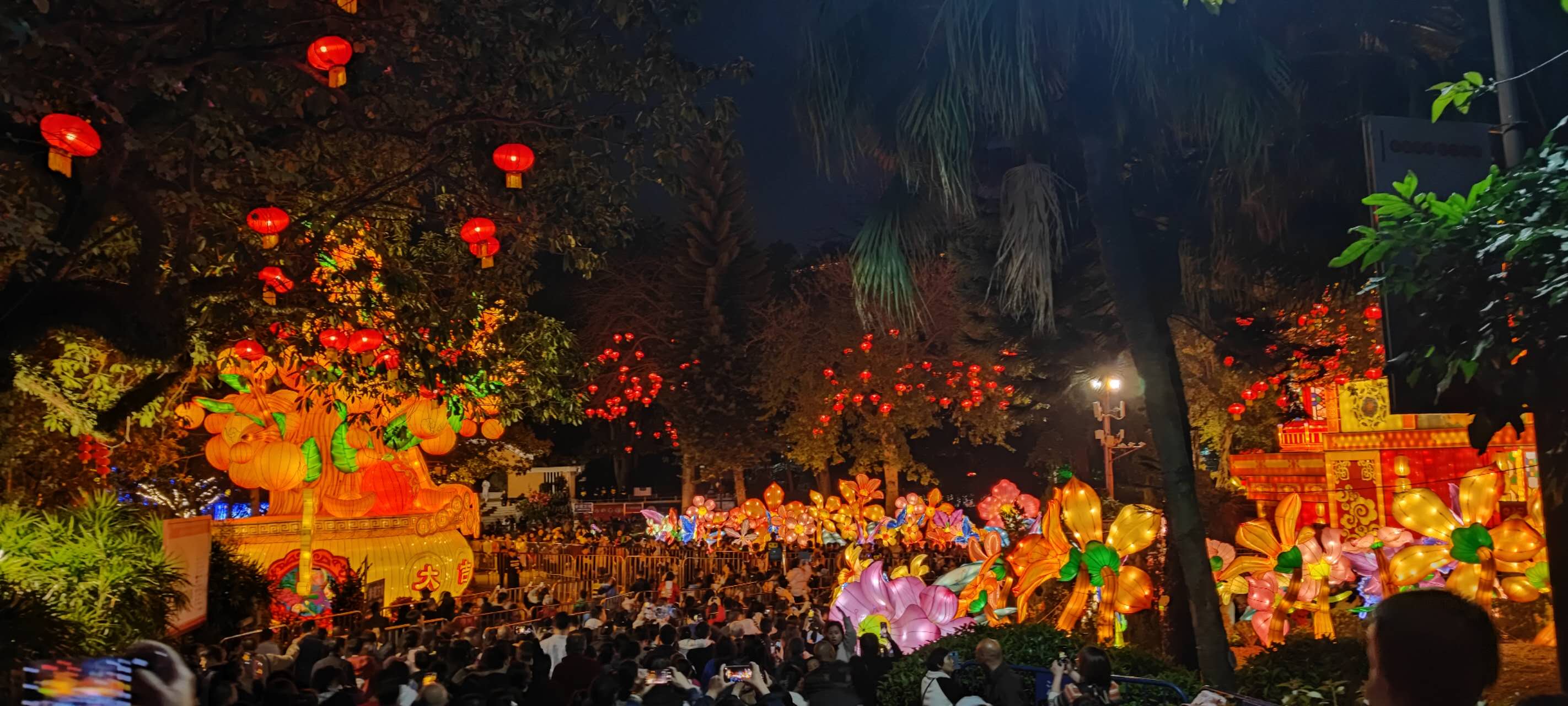 人面花灯相映红