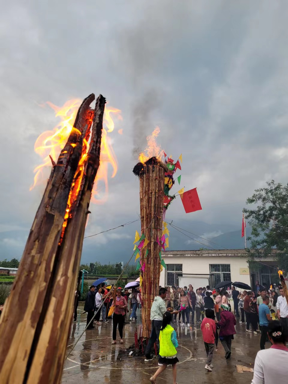 南潘上登火把节