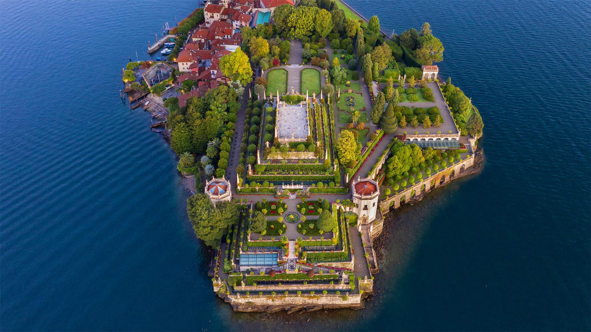 Isola Bella, Lake Maggiore, Piedmont, Italy - Massimo Ripani/eStock Photo)