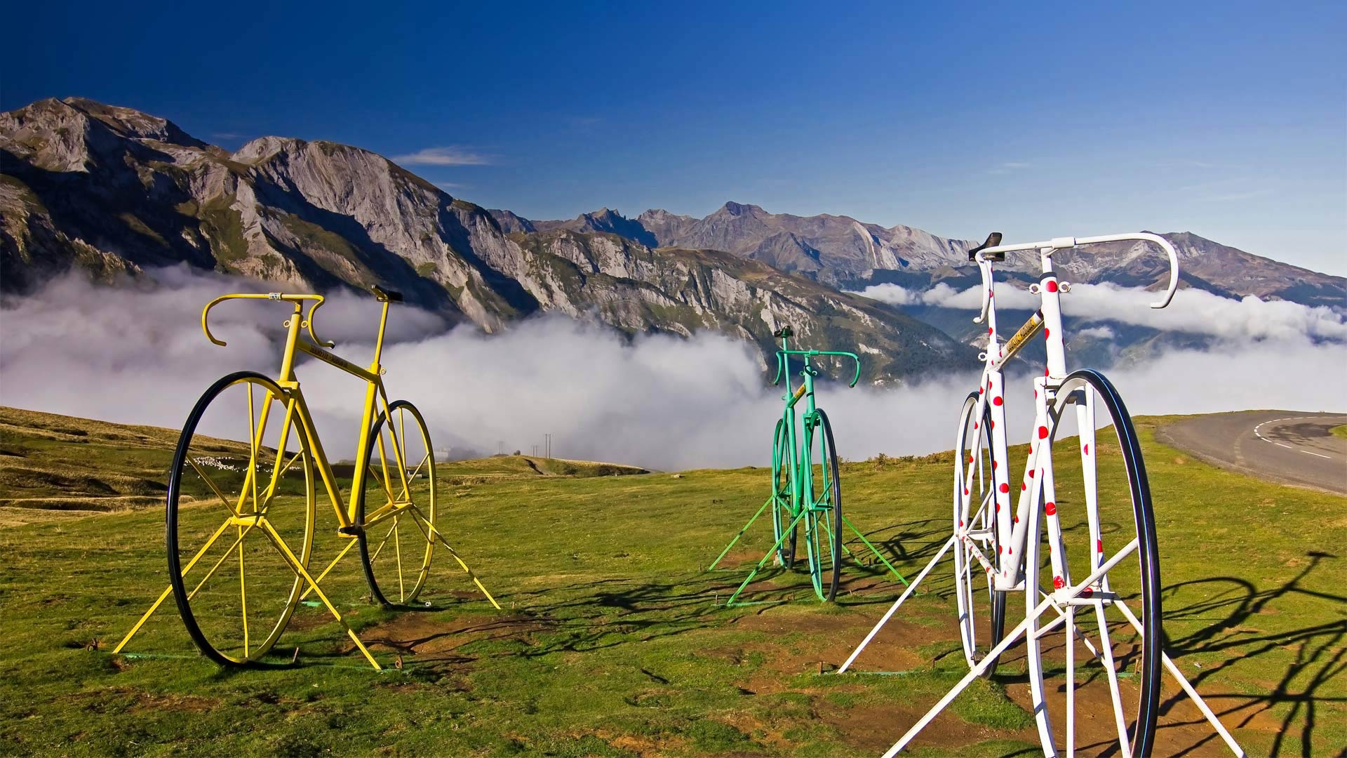 Bicycle sculptures at the Col d'Aubisque, Hautes Pyrenees, France - Fco. Javier Sobrino/age fotostock)
