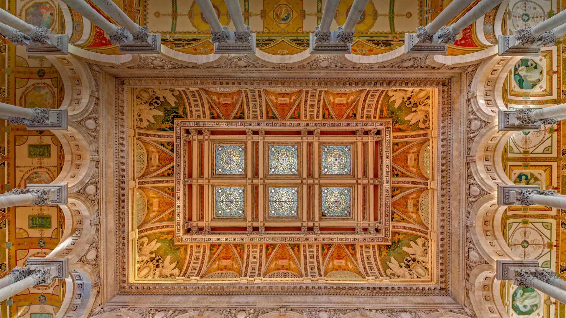 Ceiling and cove of the Great Hall at the Library of Congress in Washington, DC - Susan Candelario/Alamy)