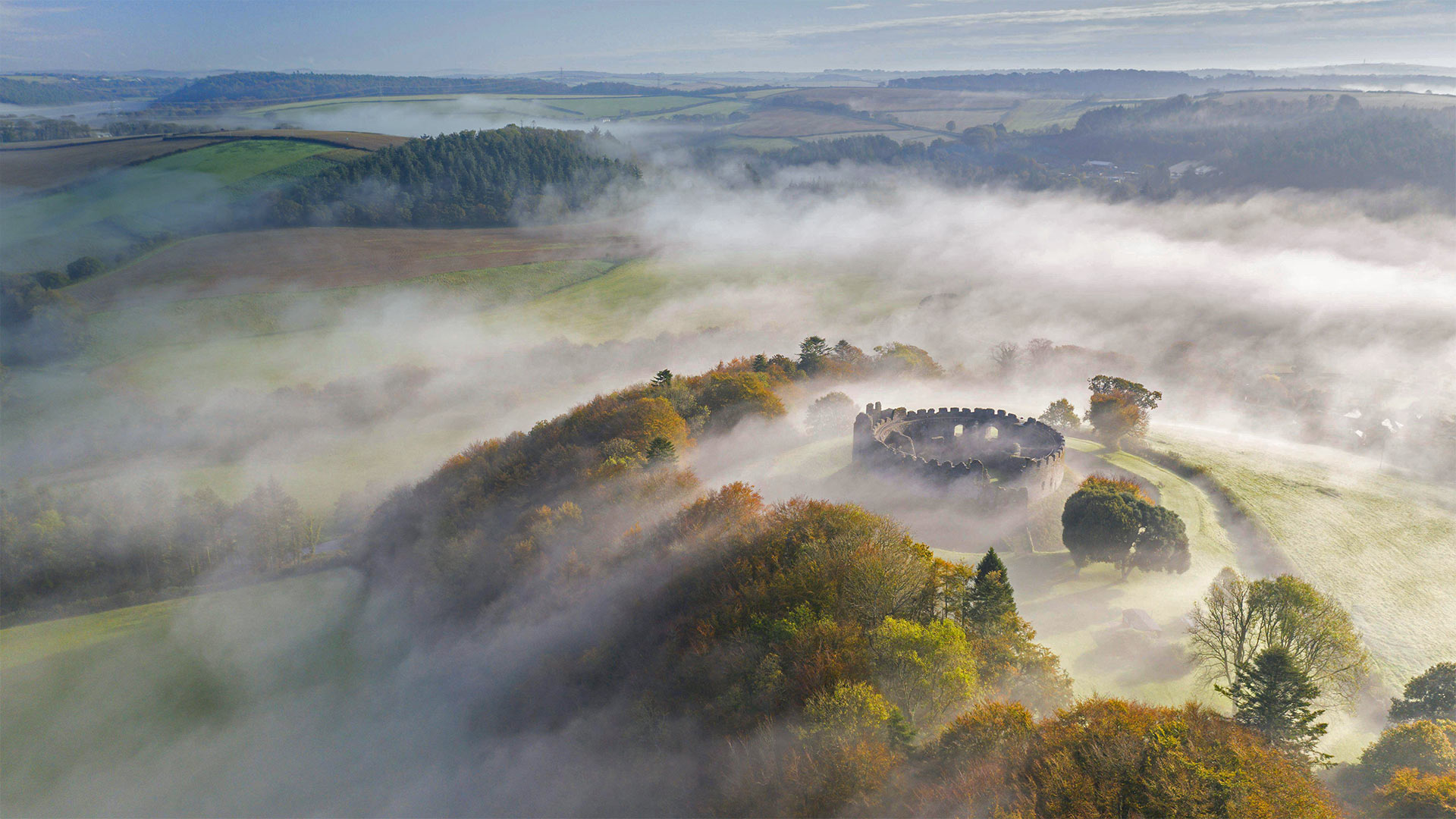 Autumn mist above Restormel Castle in Cornwall, England - Robert Harding/Alamy)