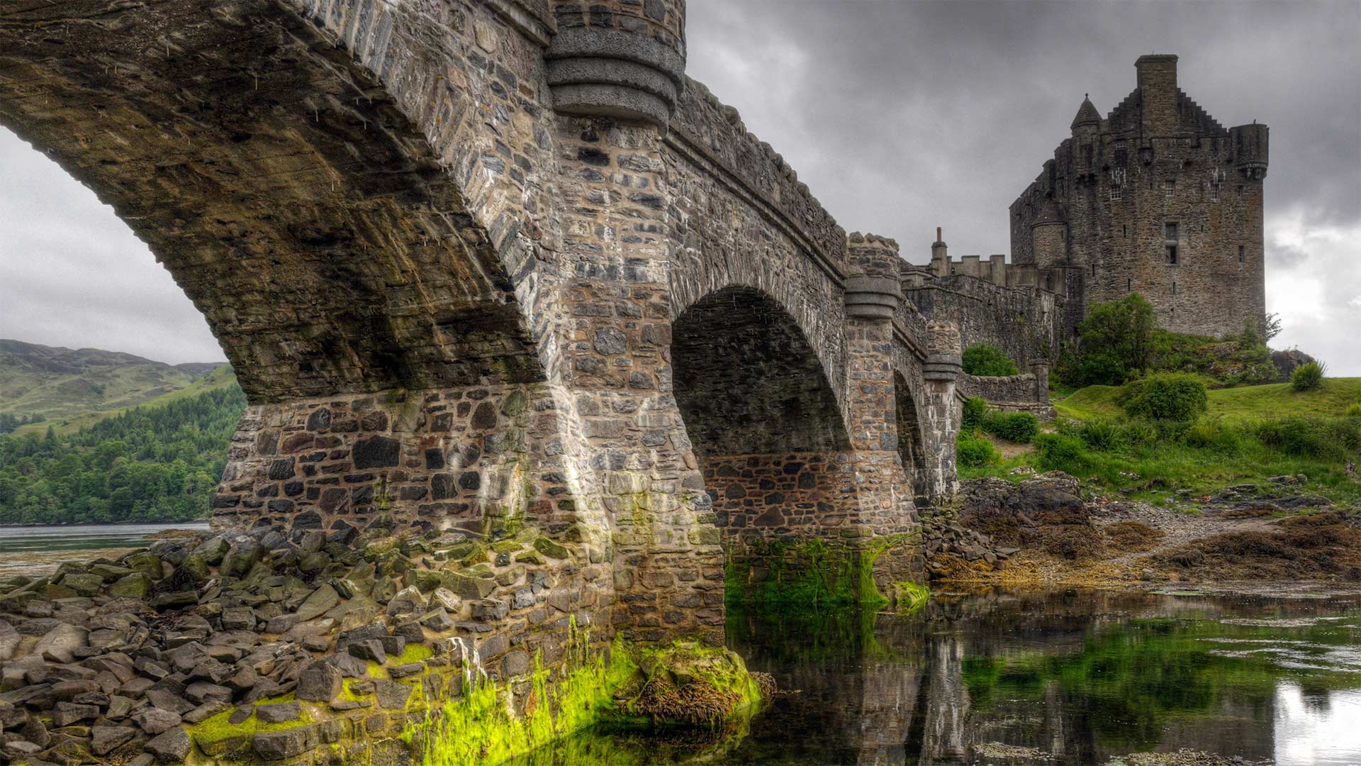 Eilean Donan Castle in Scotland - CBW/Alamy)