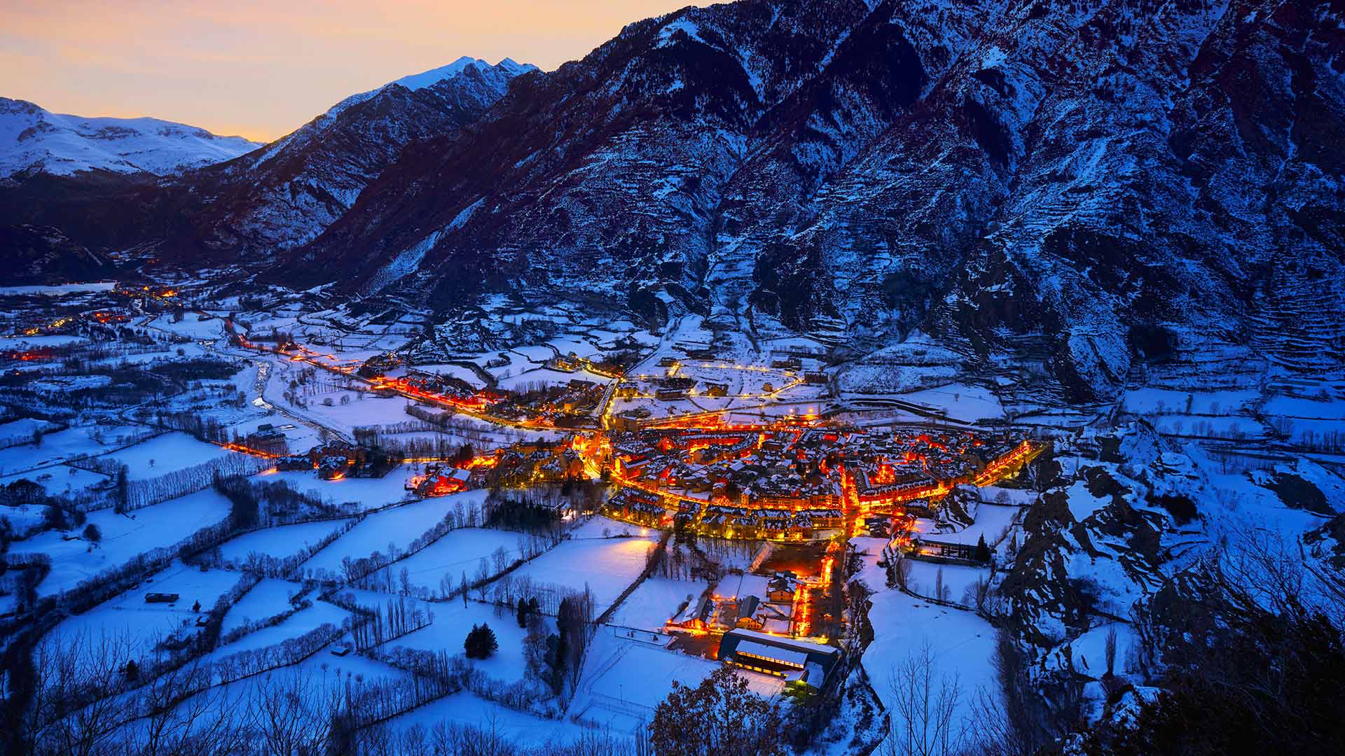 The village of Benasque, Huesca, Spain - Miscellaneoustock/Alamy)