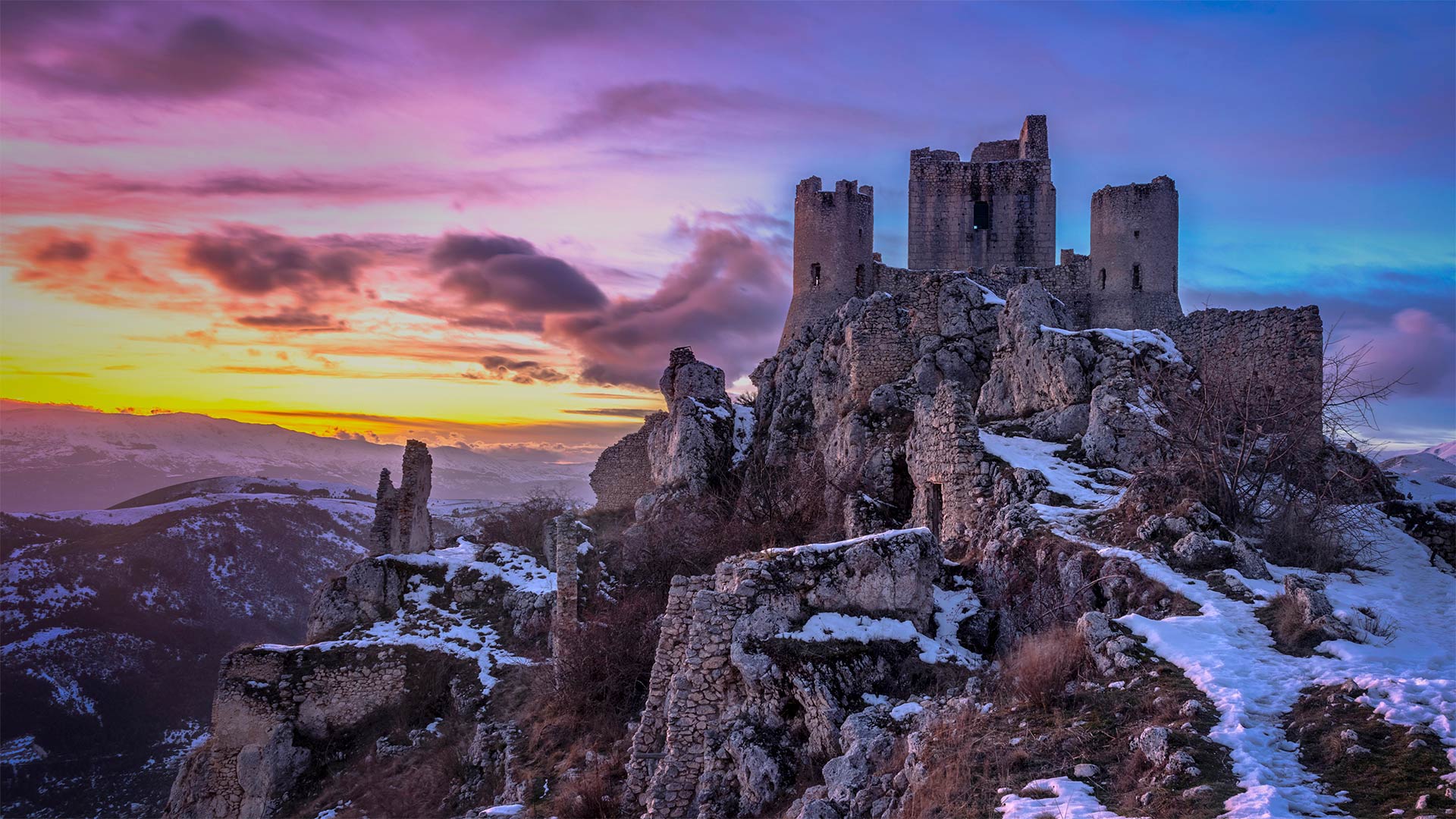 Rocca Calascio in Abruzzo, Italy - Francesco Russo/eStock Photo)