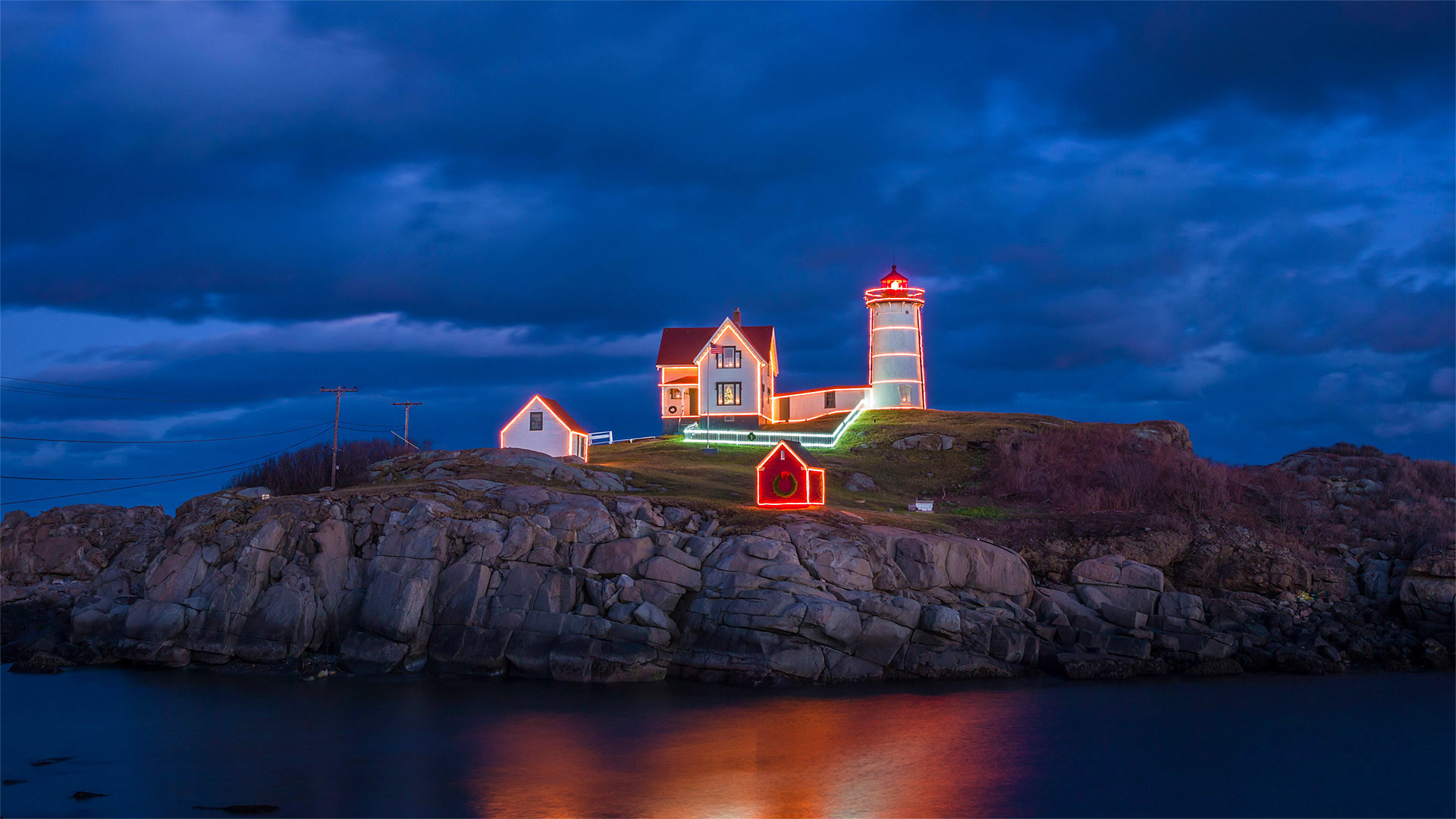 Holiday lights on Cape Neddick Light in York, Maine - Walter Bibikow/Alamy)