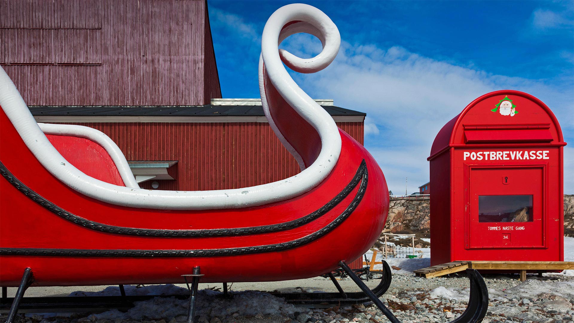 Santa's giant sleigh and mailbox, Ilulissat, Greenland - Walter Bibikow/Jon Arnold Images Ltd/Alamy)