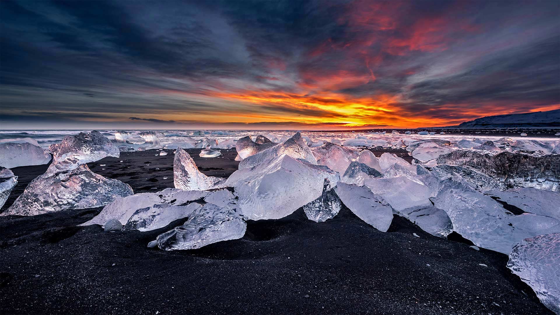 Diamond Beach across from Jökulsárlón, a glacial lagoon in Iceland - surangaw/Getty Images)
