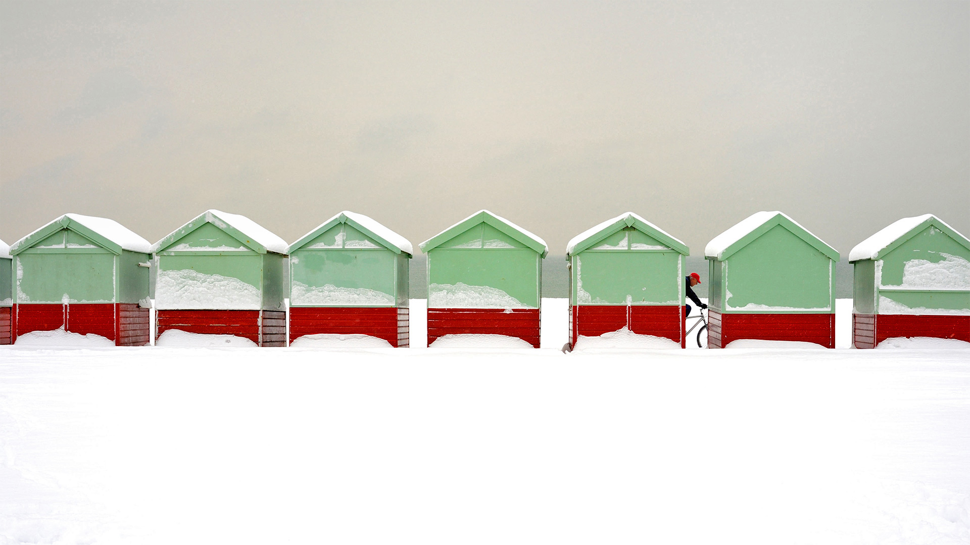 Beach huts covered in snow in Brighton and Hove, England - Tim Jones/Alamy)