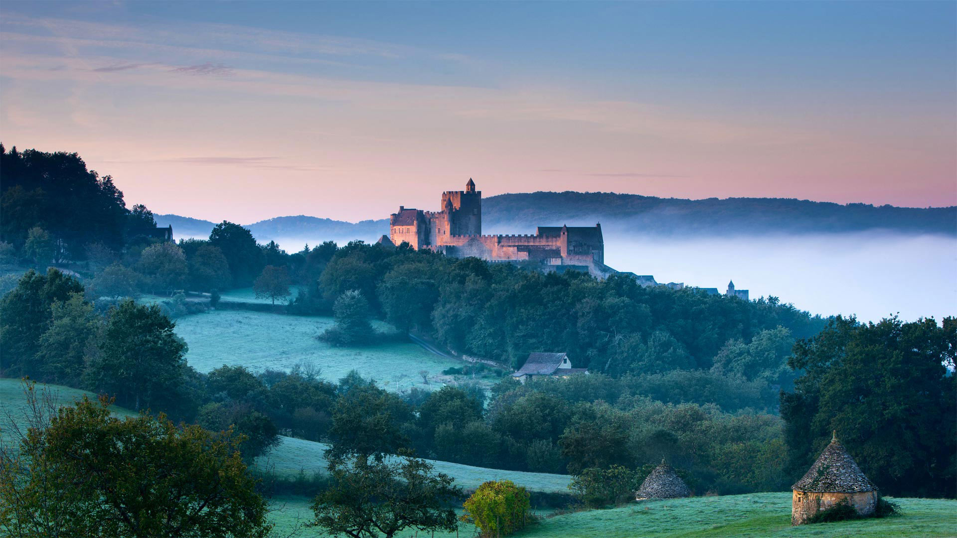 Château de Beynac overlooking the Dordogne Valley in France - Gareth Kirkland/Alamy)