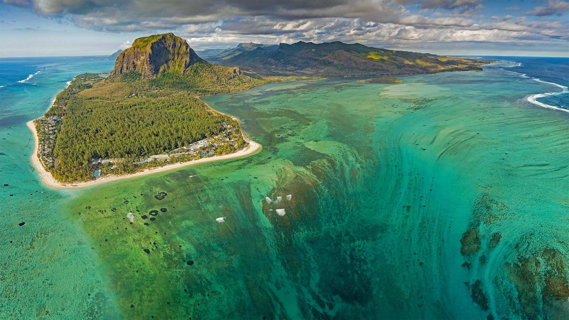 Le Morne Brabant, Mauritius - Hemis/Alamy)