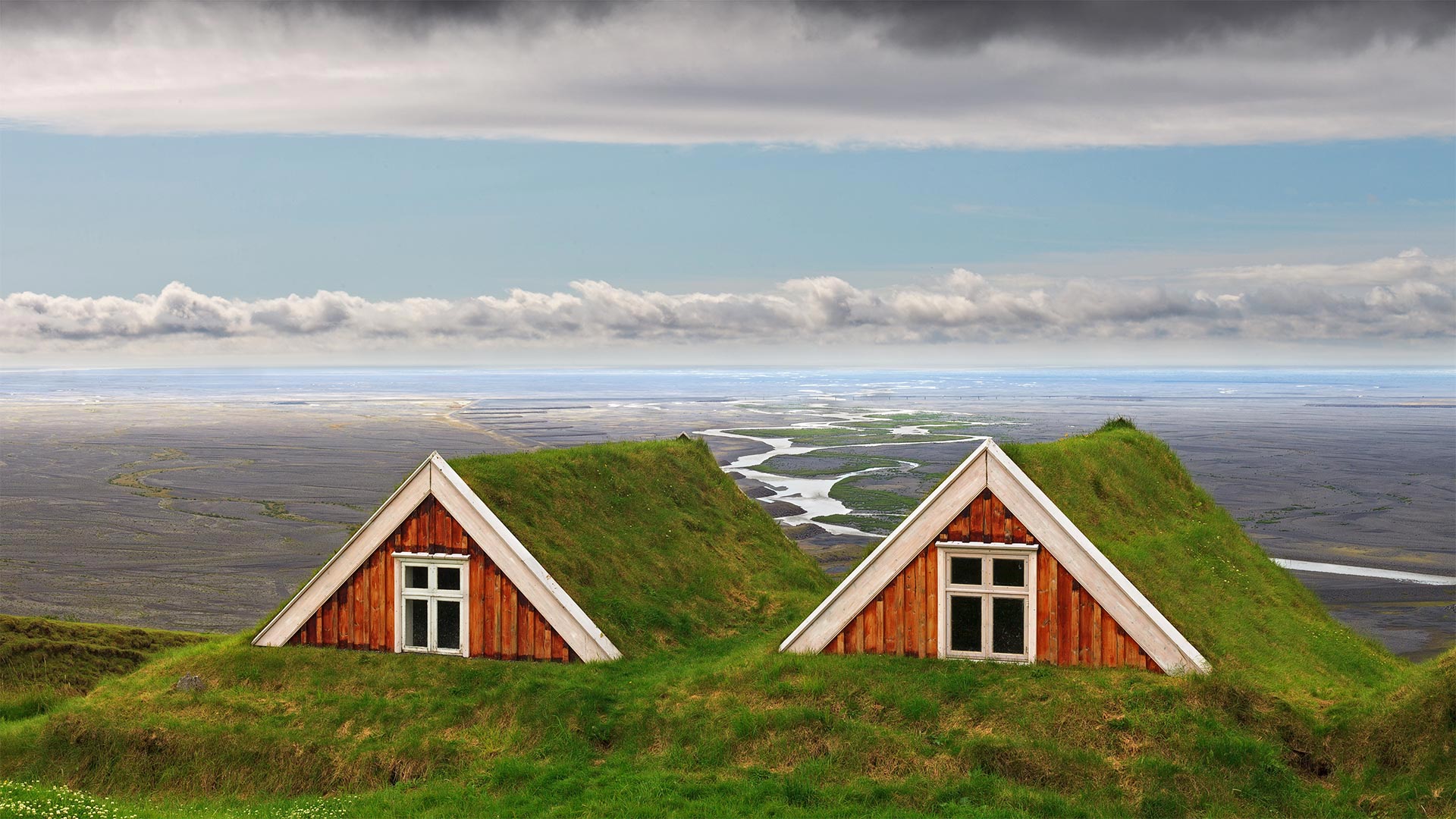 Turf farmhouses at Skaftafell, Vatnajökull National Park, Iceland - Jarcosa/Getty Images)