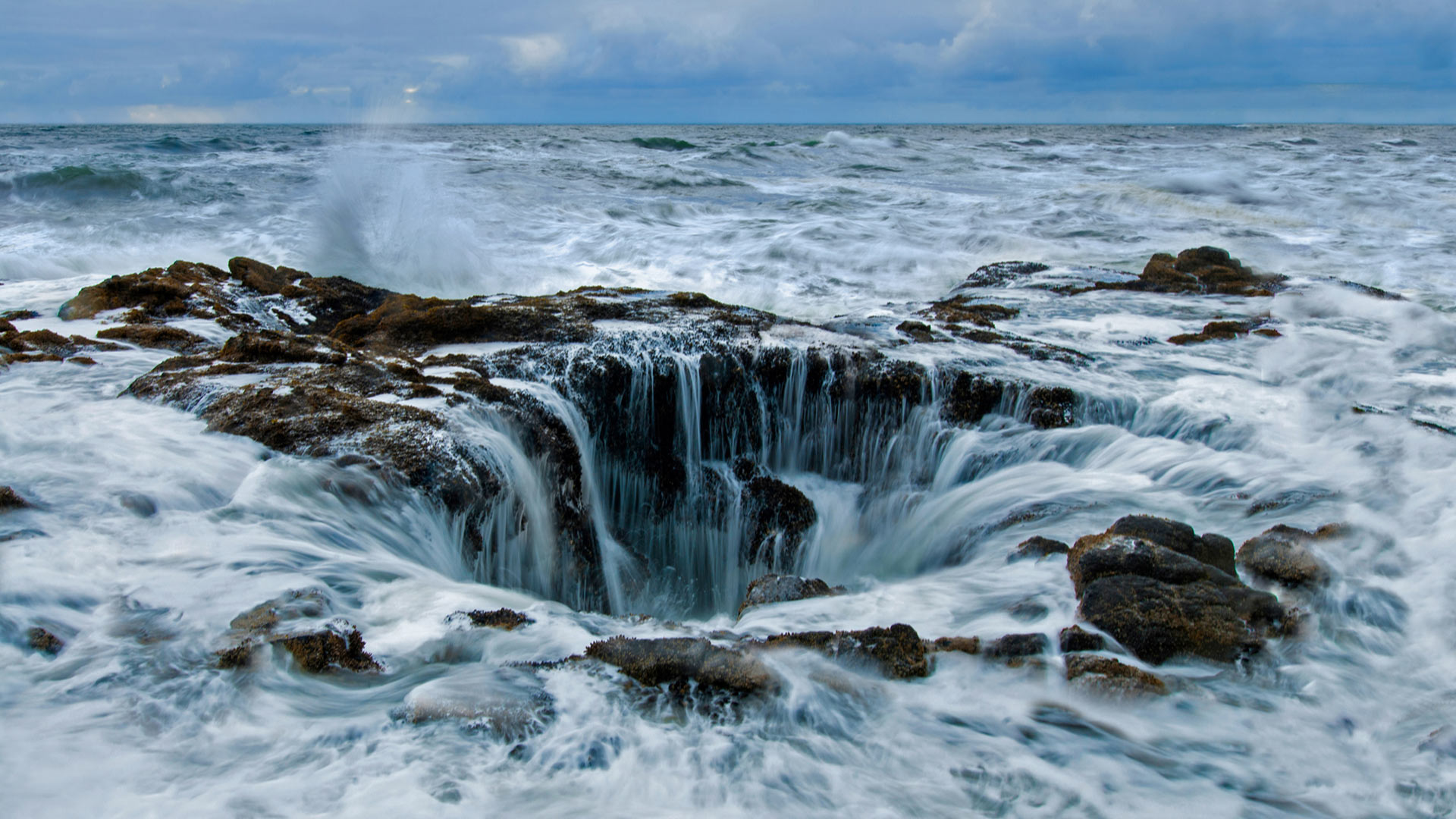 Thor's Well at Cape Perpetua on the Oregon coast - Cavan Images/Offset by Shutterstock)