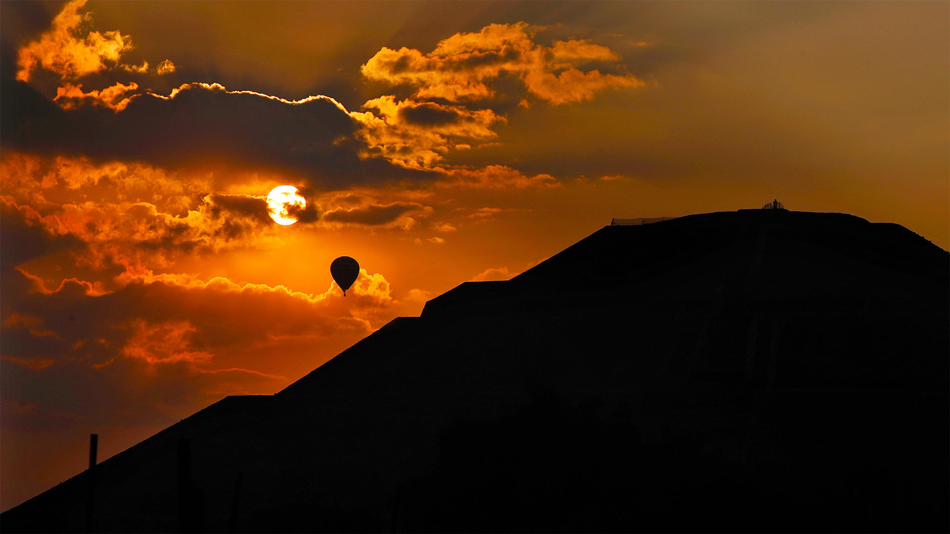 A balloon flies over the Pyramid of the Sun at sunrise in Teotihuacan, Mexico - Marco Ugarte/AP Photo)