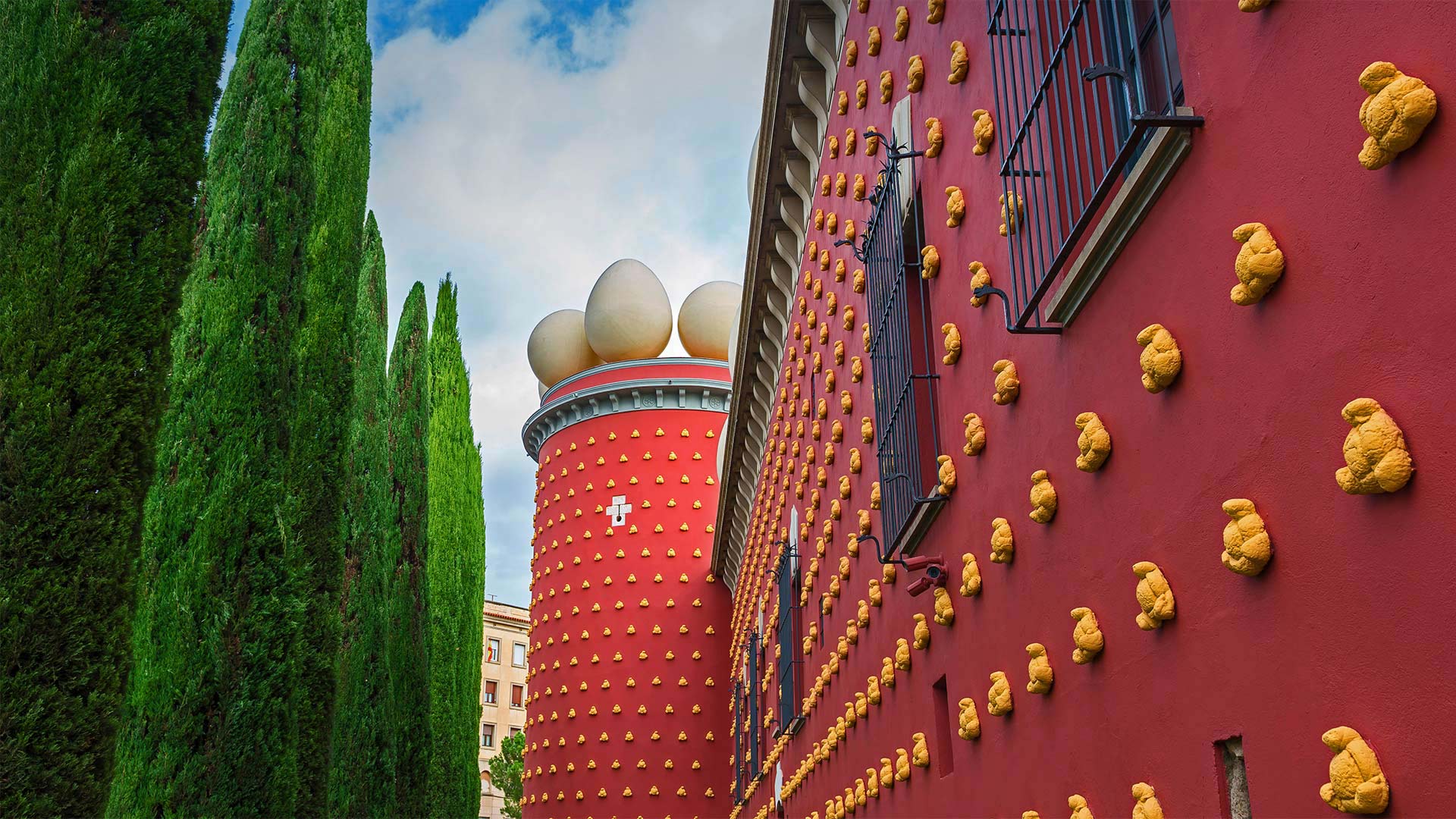 Dalí Theatre-Museum in Figueres, Spain - Valerija Polakovska/Shutterstock)