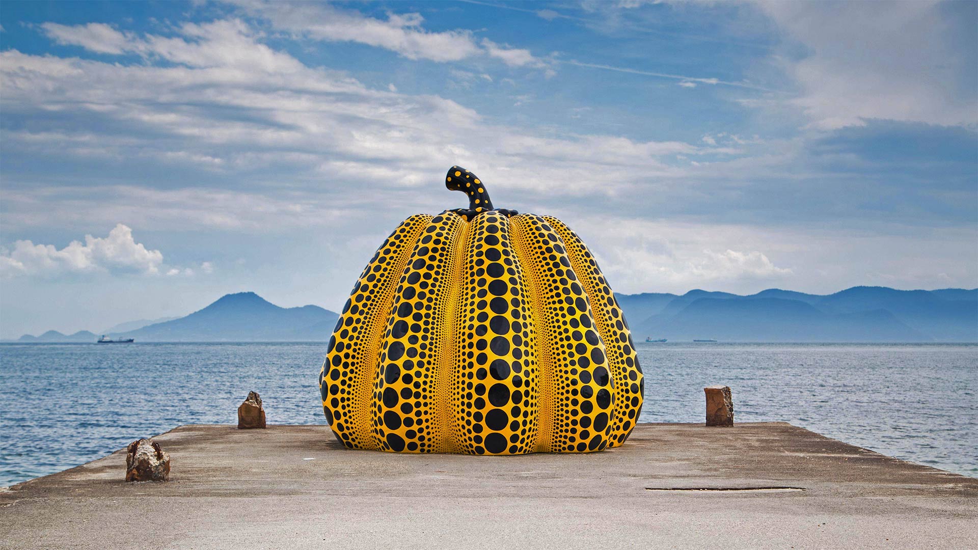 Yayoi Kusama's 'Pumpkin' artwork on Naoshima Island, Japan, in August 2018 - Wirestock/Alamy)