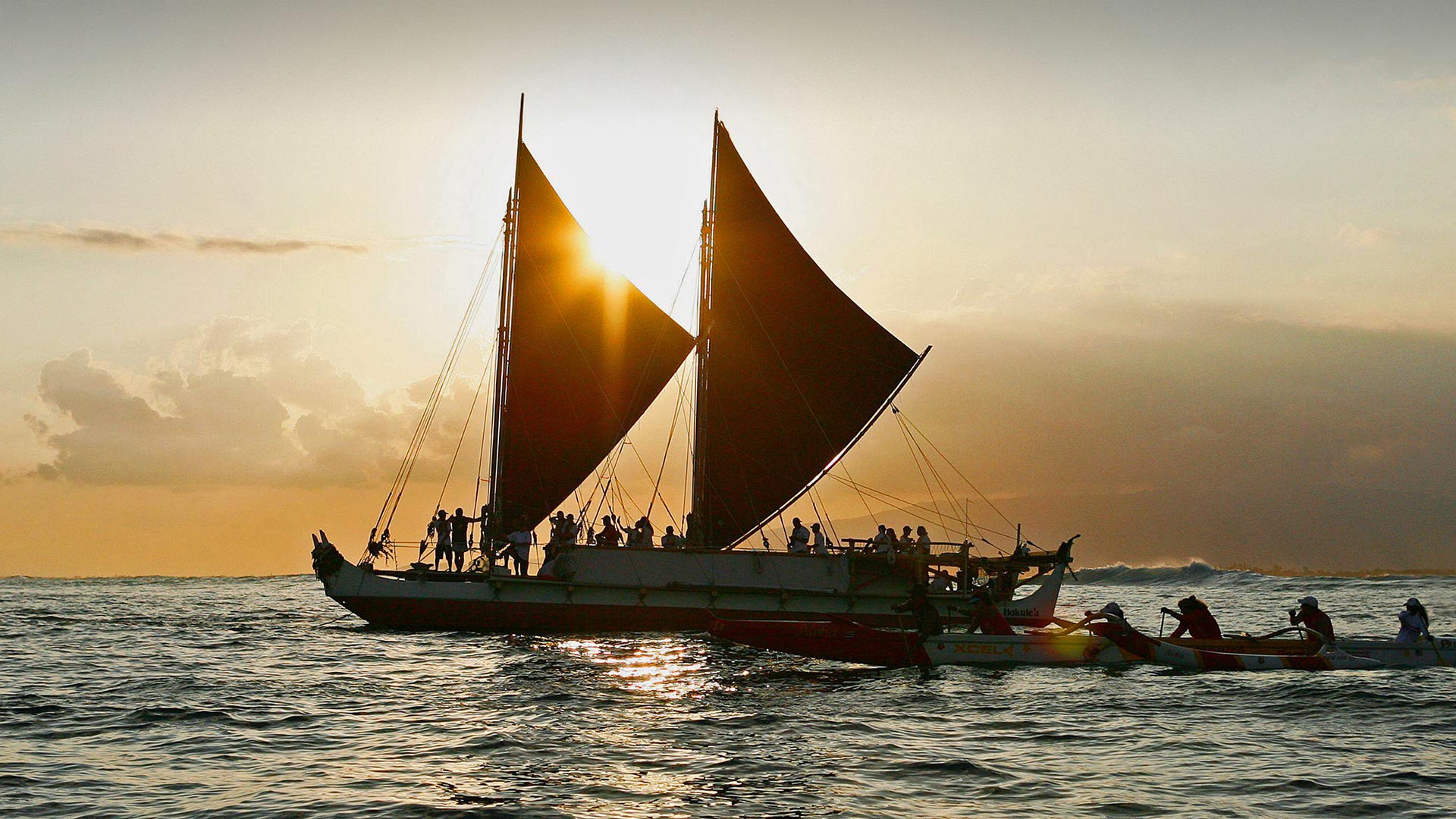The Hōkūle'a, a traditional Hawaiian voyaging canoe, departs for a 3-year voyage from Honolulu, Hawaii, on May 17, 2014 - Reuters/Alamy)