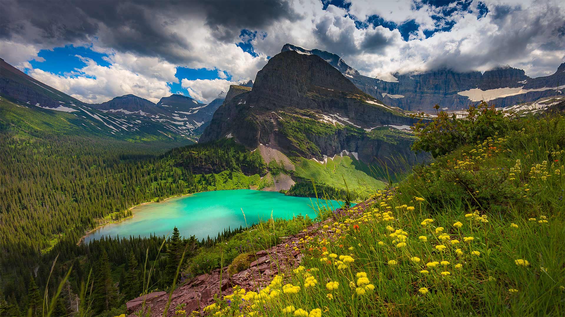 Grinnell Lake, Glacier National Park, Montana - Pung/Shutterstock)