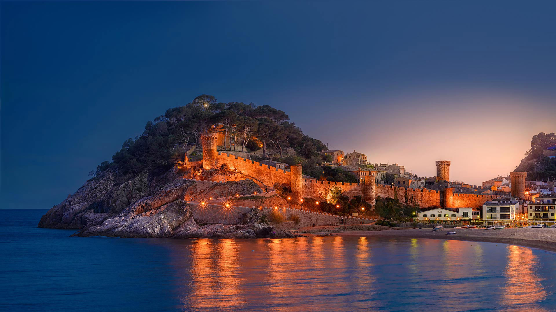 The medieval walled town in Tossa de Mar, Catalonia, Spain - dleiva/Alamy)