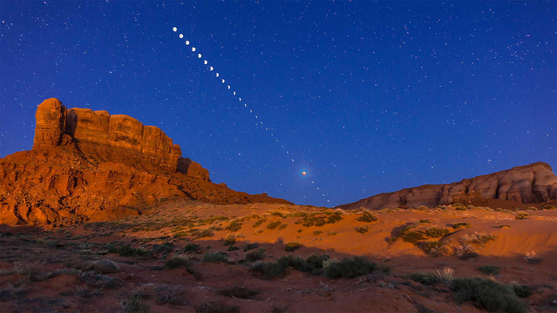 The total lunar eclipse of April 4, 2015, photographed over Monument Valley, Utah - Alan Dyer/Alamy)