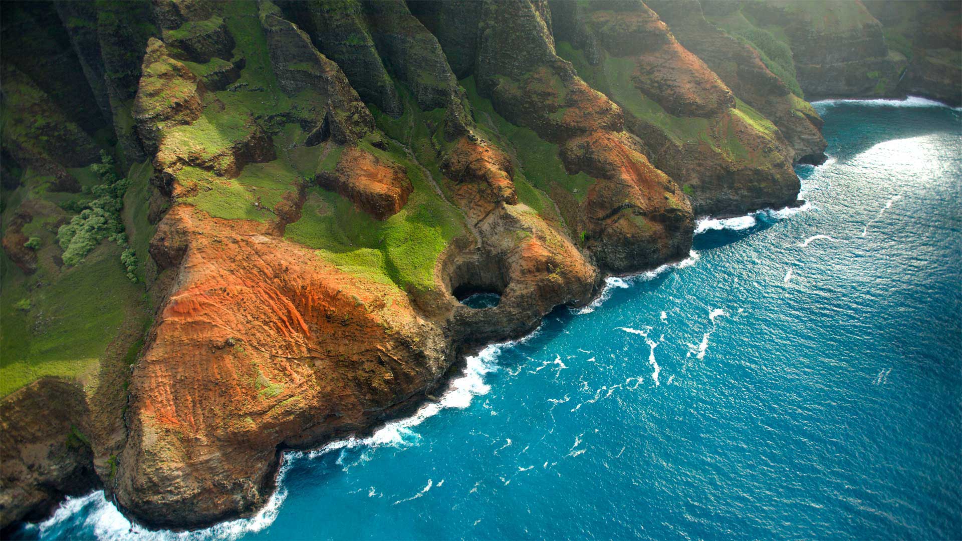 Bright Eye sea cave on the Nā Pali Coast, Kauai, Hawaii - jimkruger/Getty Images)