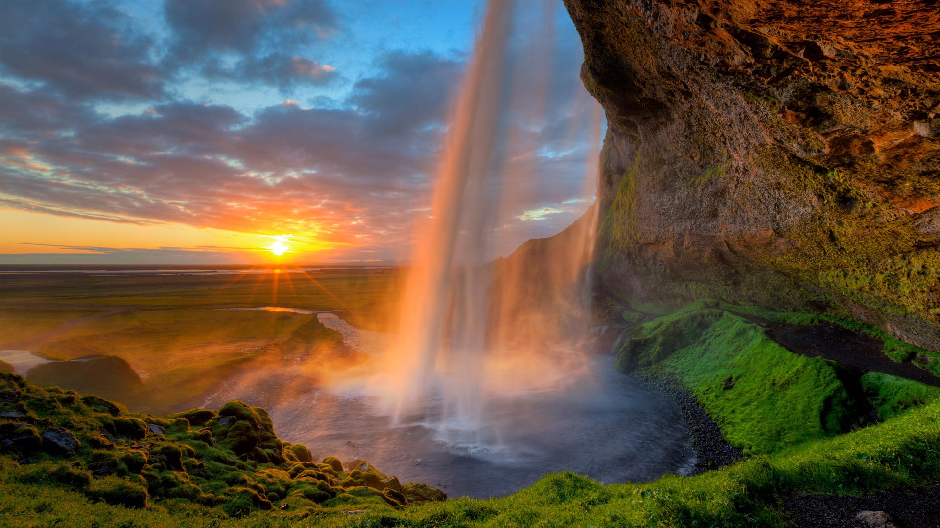 Seljalandsfoss waterfall in the South Region of Iceland - Tom Mackie/plainpicture)