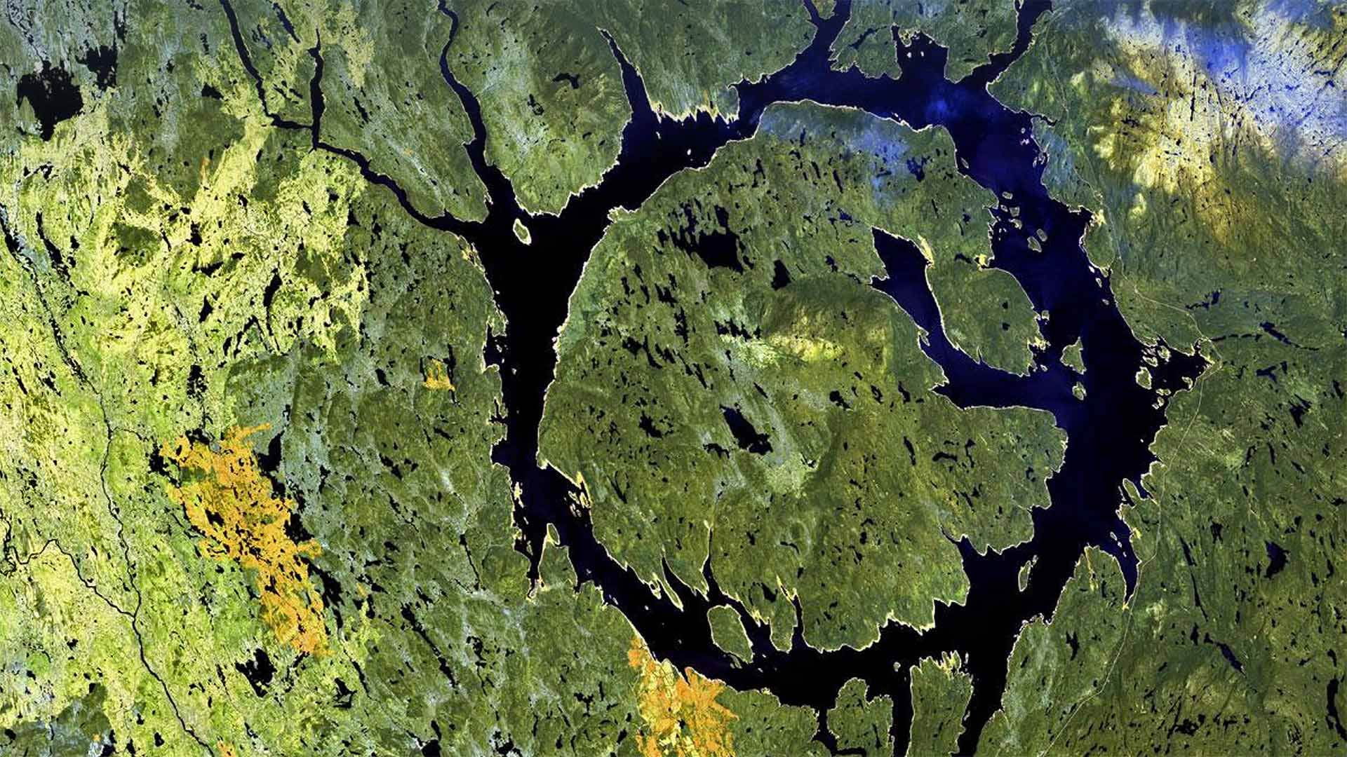 Manicouagan Crater in Québec, Canada - Universal History Archive/Universal Images Group via Getty Images)