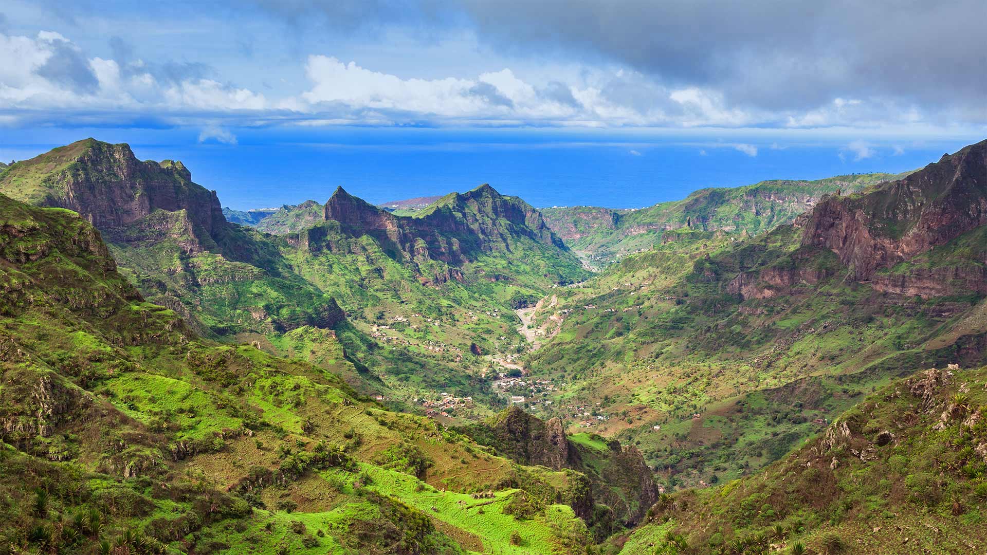 Serra da Malagueta mountains on Santiago Island, Cabo Verde - Samuel Borges Photography/Shutterstock)