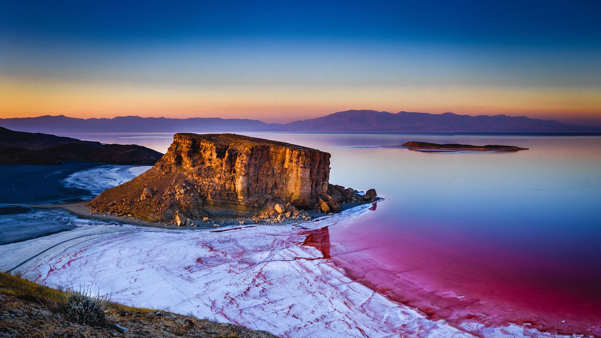 Kazem Dashi rock formation in Lake Urmia, Iran - Ali/Adobe Stock)