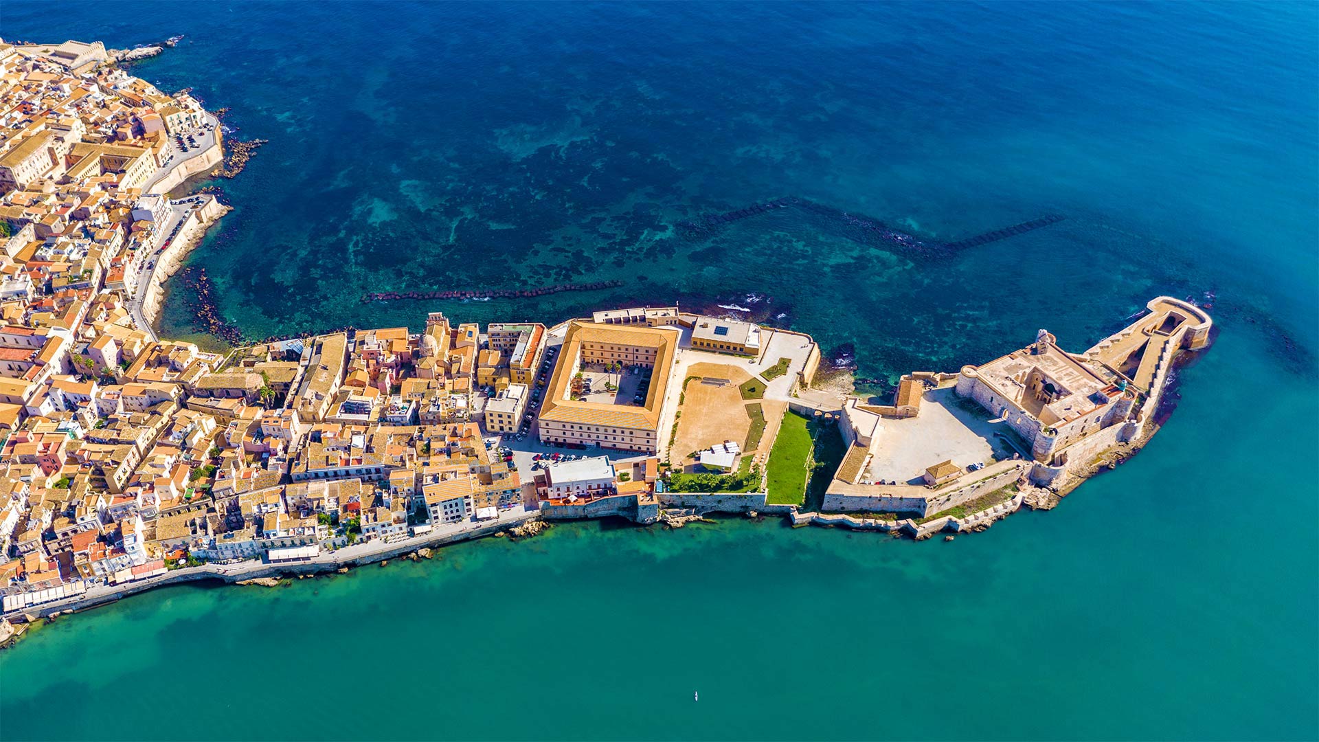 Ortygia, a small island off the coast of Syracuse, Sicily, Italy - DaLiu/Shutterstock)