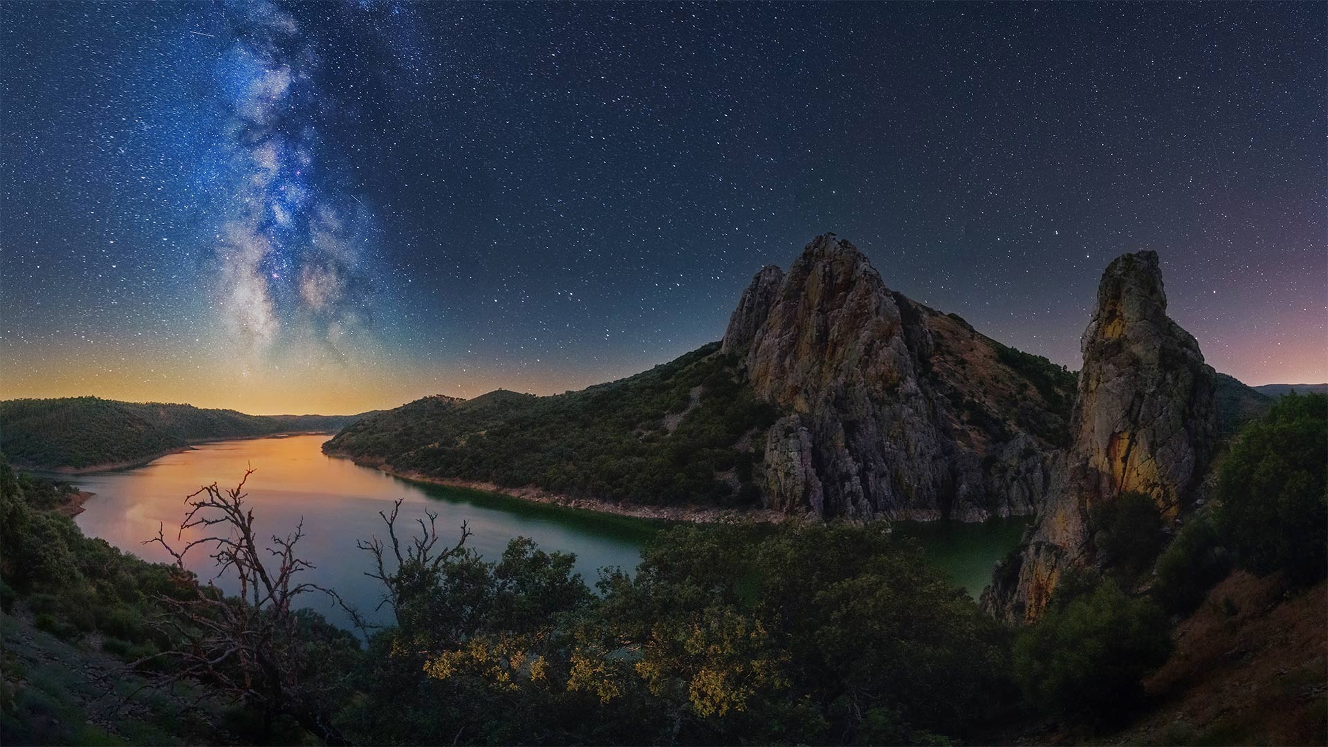 Milky Way over the Tagus River in Monfragüe National Park, Spain - Miguel Angel Muñoz Ruiz/Cavan Images)