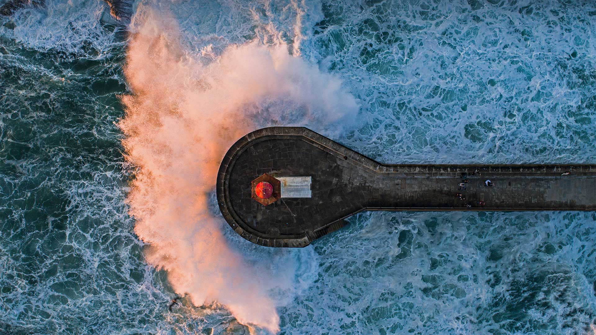 Wave crashing on Farolim de Felgueiras, a lighthouse in Porto, Portugal - Stephan Zirwes/Offset by Shutterstock)
