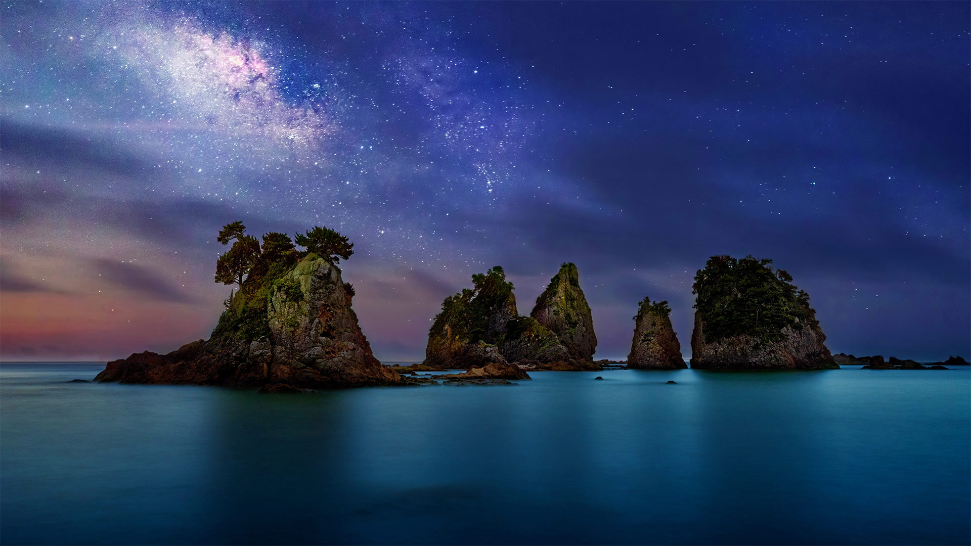 The Minokake-Iwa rocks off the coast of the Izu Peninsula, Japan - Krzysztof Baranowski/Getty Images)