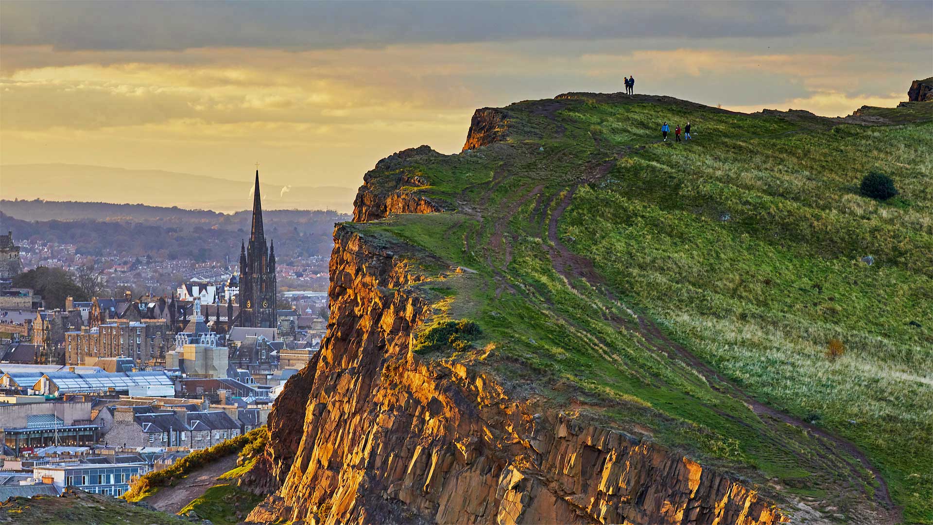 Salisbury Crags in Holyrood Park overlooking Edinburgh, Scotland - Andrew Merry/Getty Images)