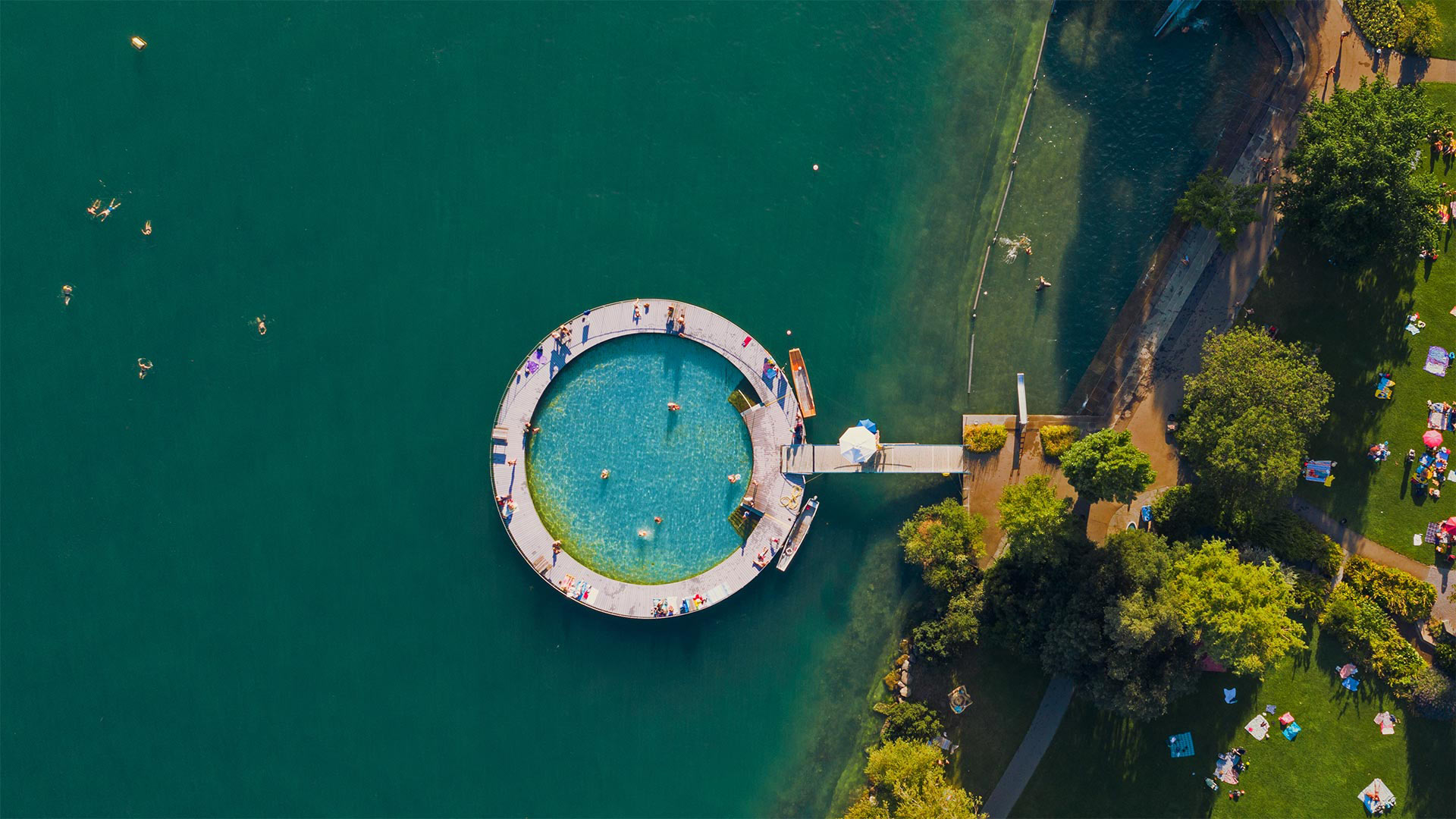 Strandbad Tiefenbrunnen, a public pool on the shore of Lake Zürich, Switzerland - Amazing Aerial Agency/Offset by Shutterstock)